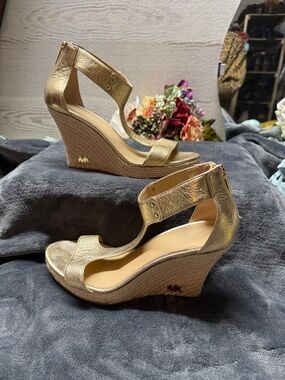 Michael Kors T-strap gold leather espadrille wedges. jute-wrapped heel size 7/37